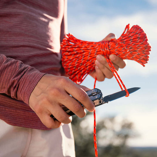 Translation missing: en.Using ARC blade to cut paracord rope