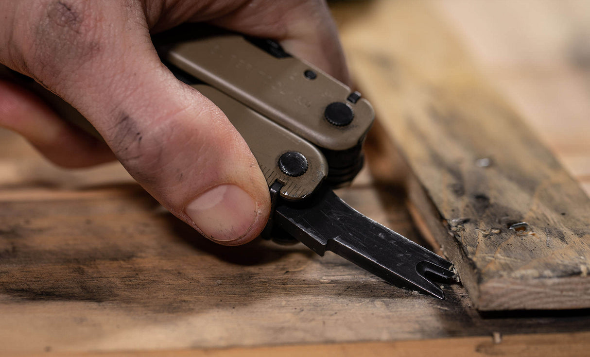 Translation missing: en.Using Super Tool to pry wood